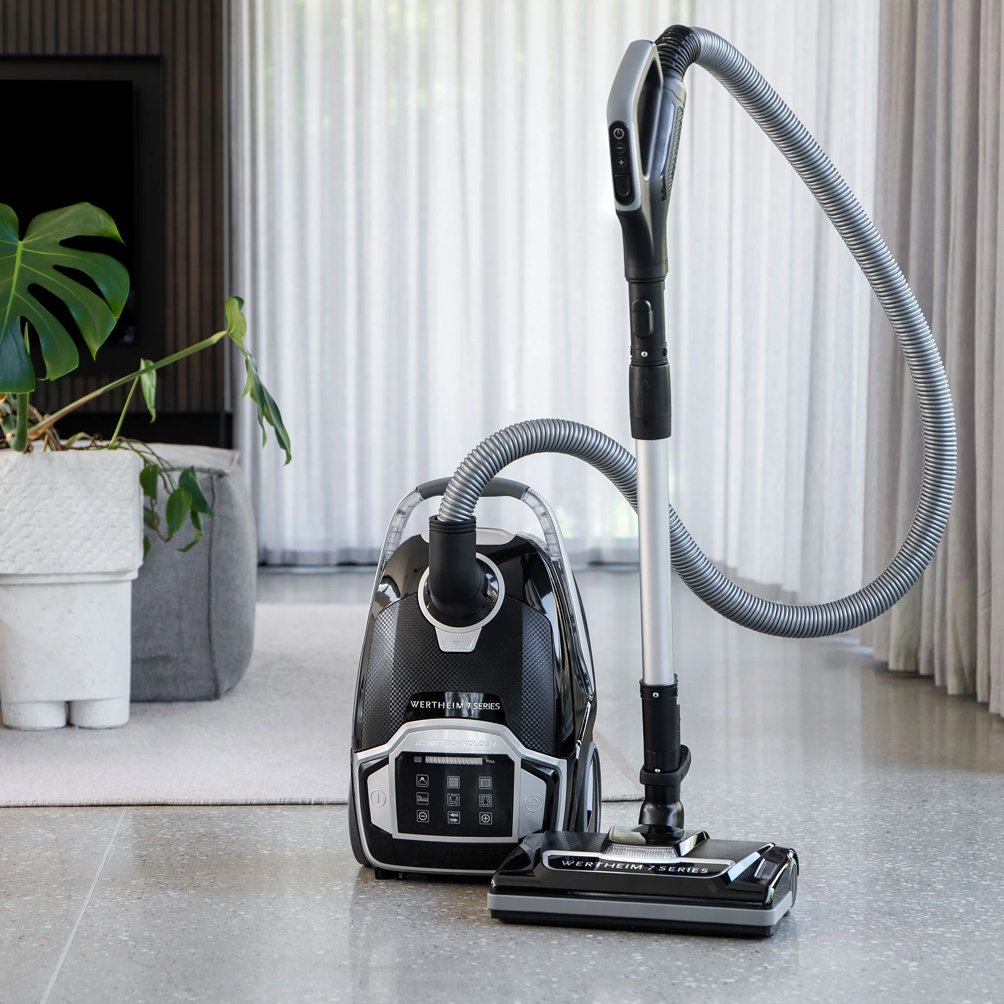 Wertheim 7 Series Bagged Vacuum Cleaner - Image 3